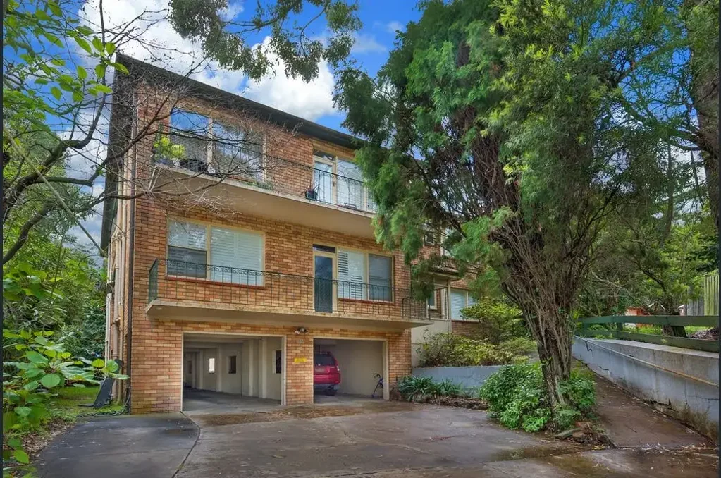 Rose Bay 2房 1950年代精品楼 北向采光充足 2超大卧室 现代厨房 整洁浴室 阳光北向阳台 罕见分散停车位 东郊便捷生活 Outstanding Value in a Blue-Ribbon Locale