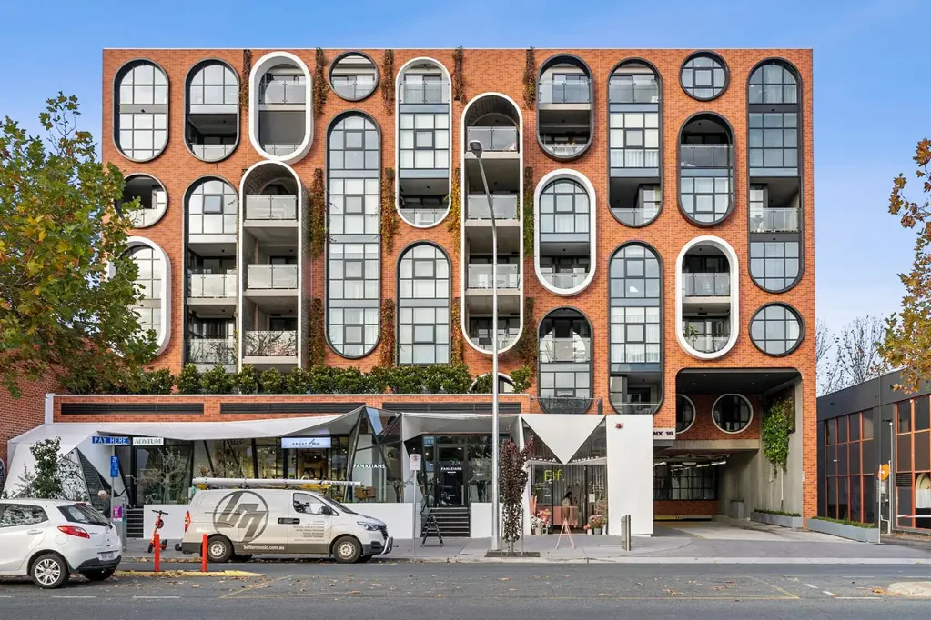 Fully Furnished 1 Bedroom Unit - perfectly situated on Lonsd