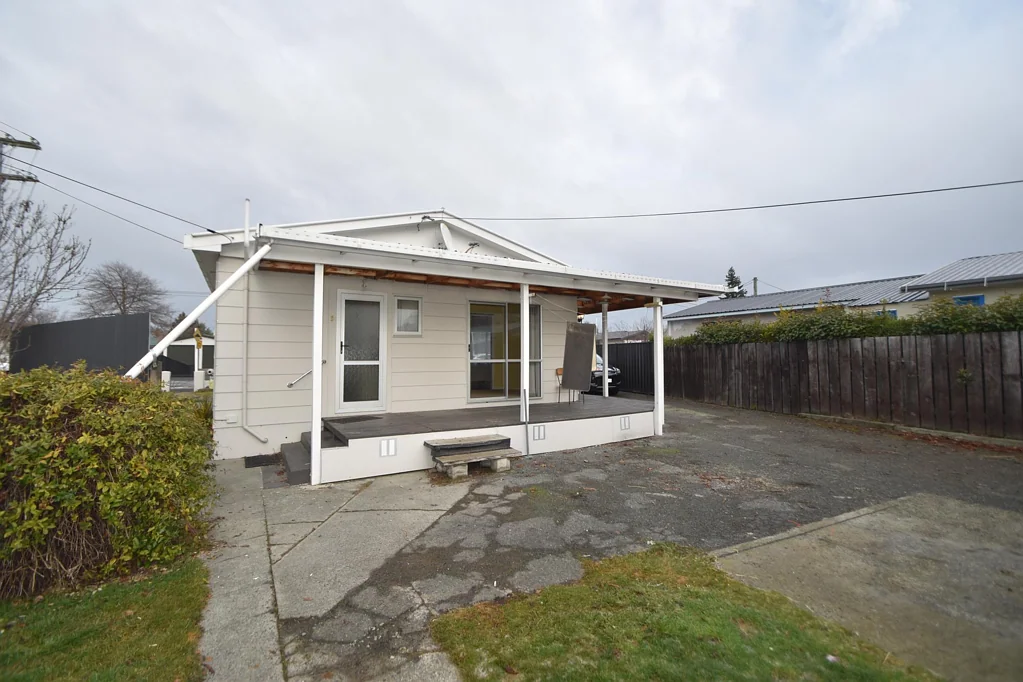 Corner house, available now!