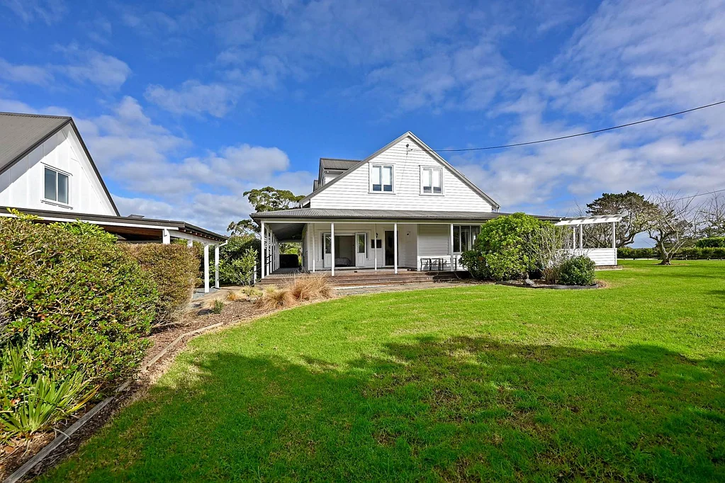 Country Home - Fully Furnished & Ready for You!