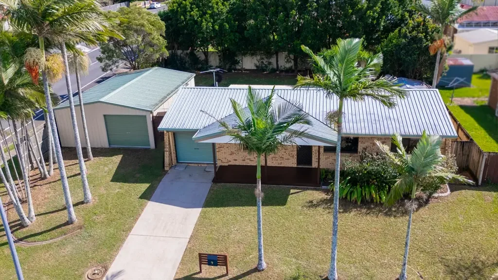 Caboolture 3房 街角720m²地块 三卧一浴 开放式生活空间 独立双卷帘车库 侧通道后院 Nothing To Do But Move Straight In..!