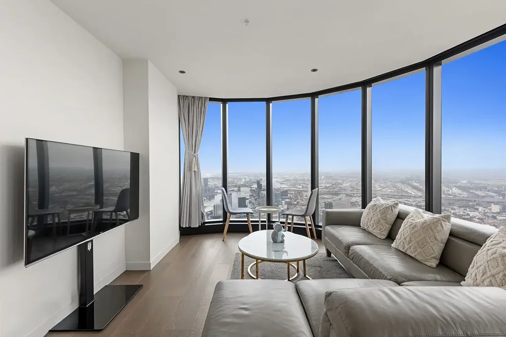Melbourne 3房 Queens Place76层壮景 Miele电器全配 主卧套间带浴缸 CBD中心礼宾服务 游泳池健身房齐全 High-Rise Luxury Living with Sweeping Outlooks