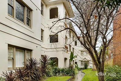 St Kilda 2房 顶层海湾景观的Art Deco瑰宝 An Art Deco treasure with top floor bay aspects