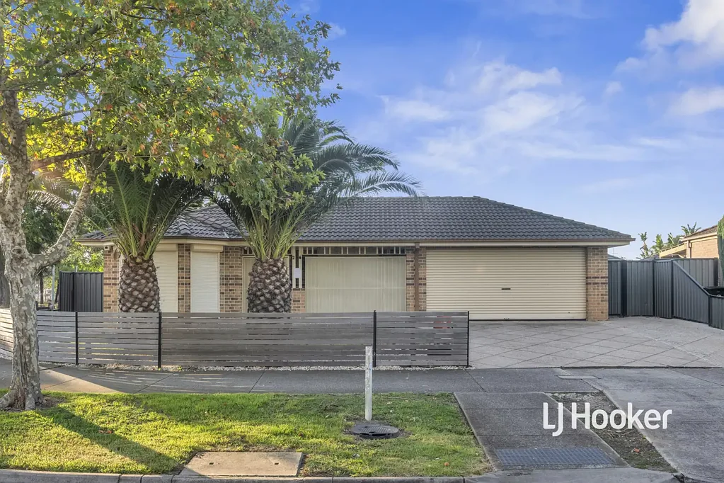 Derrimut 5房 宽敞街角地块 749m2 独立granny flat 双车穿行车库 主卧套间 三卧两卫 多功能起居区 靠近学校商圈 交通便利 A Spacious Family Retreat on a Prime 749m2 Approx. Corner Block