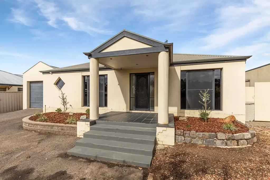 2 bedroom home located in quiet Golden Square pocket