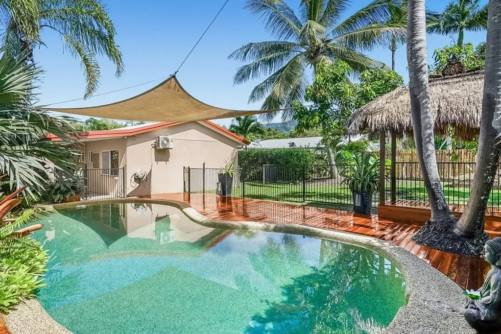 Kewarra Beach 4房  Tropical living with space to entertain.