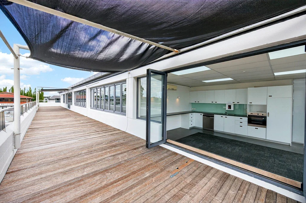 Takapuna REFURBISHED OFFICE, DECK & PRIME STREET EXPOSURE