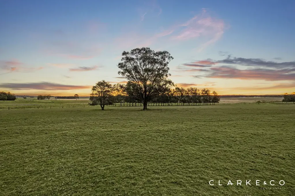 Brandy Hill 4 Slaapkamer 12.04 ACRES OF IMPRESSIVE ACREAGE LIVING WITH STUNNING VIEWS!