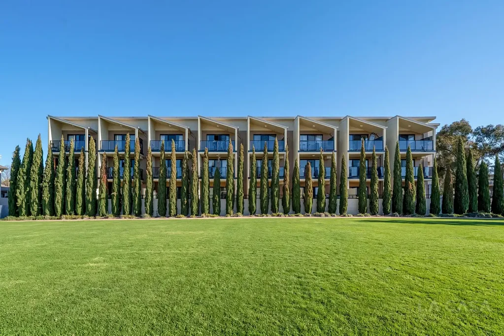 Gungahlin 1房  Spacious One-Bedroom Apartment with Two Courtyards in Gungahlin