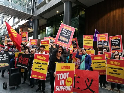 赌场罢工开始了！华人参与彻夜行动，奥克兰天空塔下呐喊声声行人注目车辆鸣笛致敬