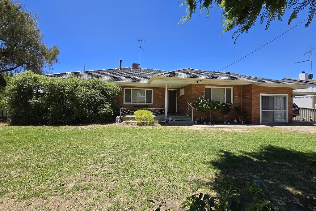Katanning 4Kwarto Charming Corner Block Home in Prime Location
