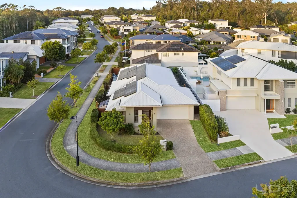 Pimpama 4Kwarto FOREST GREEN SINGLE-LEVEL ENTERTAINER, MOVE-IN READY WITH RECENT UPGRADES