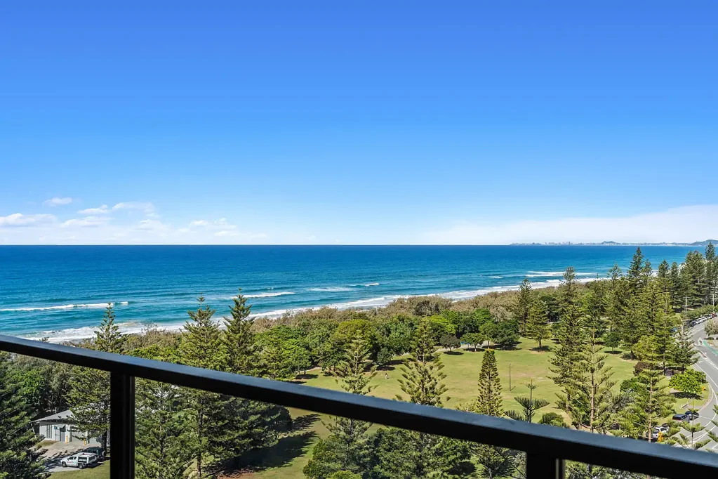 Broadbeach 2房  Beachfront 2 bedroom - Overseas Sellers - Must be Sold
