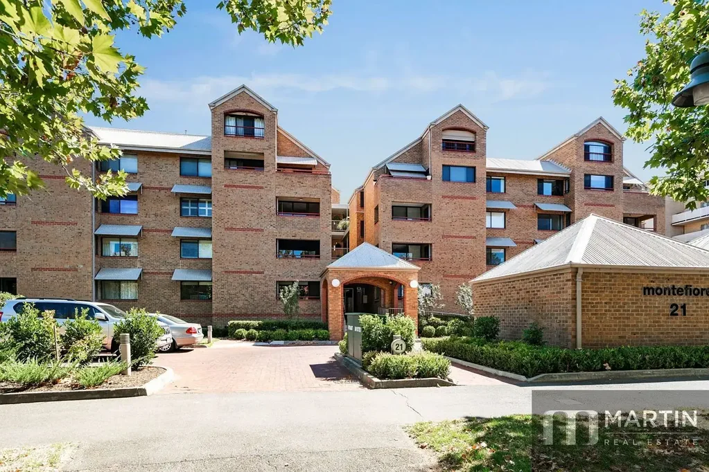STUNNING APARTMENT WITH ROOM TO MOVE!