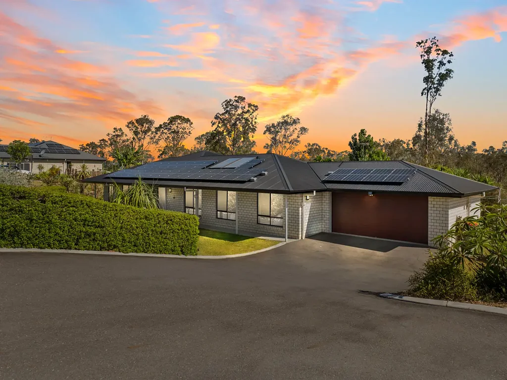 Mundoolun 4房 宽敞家庭住宅 5581平米土地 私密乡村景观 现代钢架结构 双车位配置 开敞式厨房 山脉壮丽景色 Offers over $1,200,000