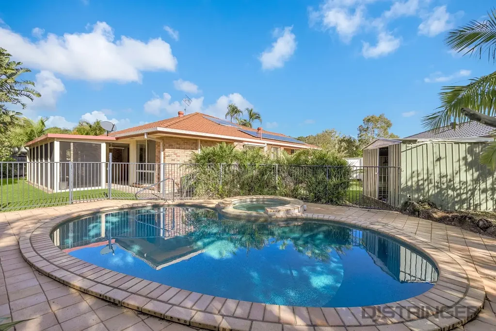 Banora Point 3chambre FAMILY HOME WITH IN-GROUND POOL – potential plus!