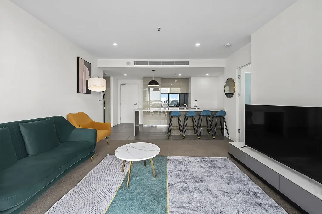 Woolloongabba 2房 城市景观优越 私人阳台开阔 现代厨房精致 度假村式设施 步行可达便利 Elevated Inner-City Living in the Heart of Woolloongabba