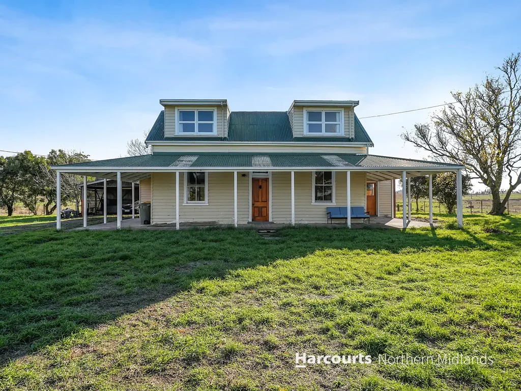 Charming Country Retreat on a Spacious Block