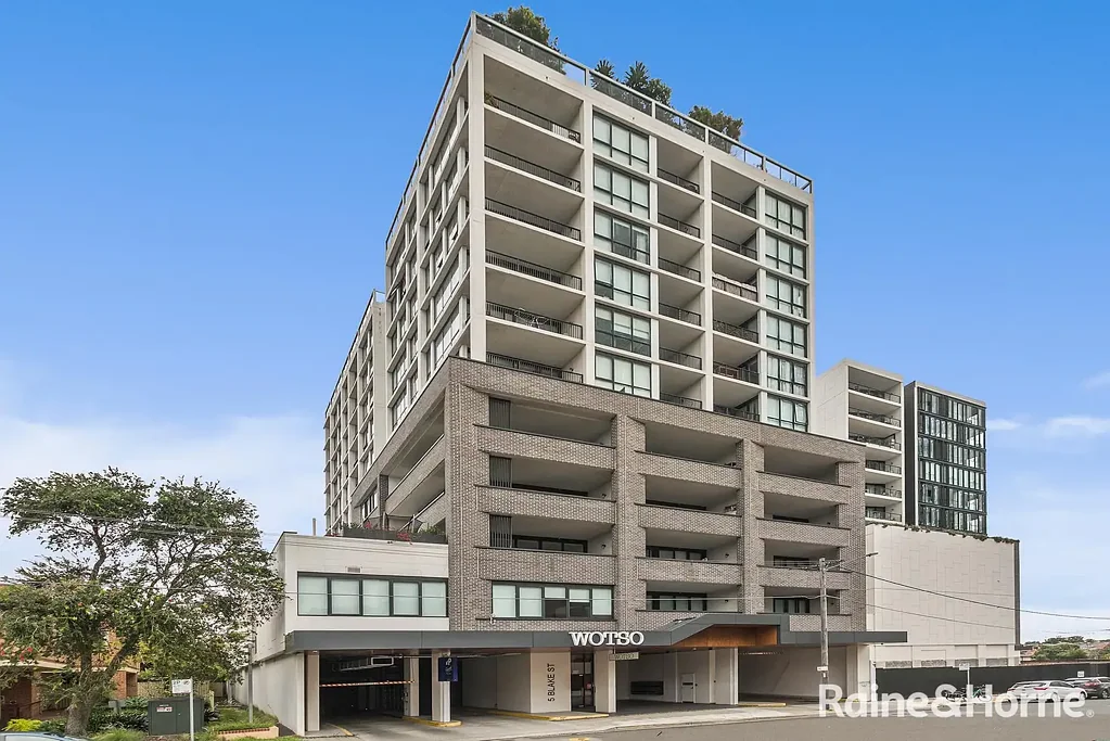 Kogarah 1房 高品质住宅 落地玻璃采光 融合起居用餐 Bosch电器 全天气露台 大型浴室 便捷停车 娱乐空间 周边便利 Oversized One-Bedder In Central Location