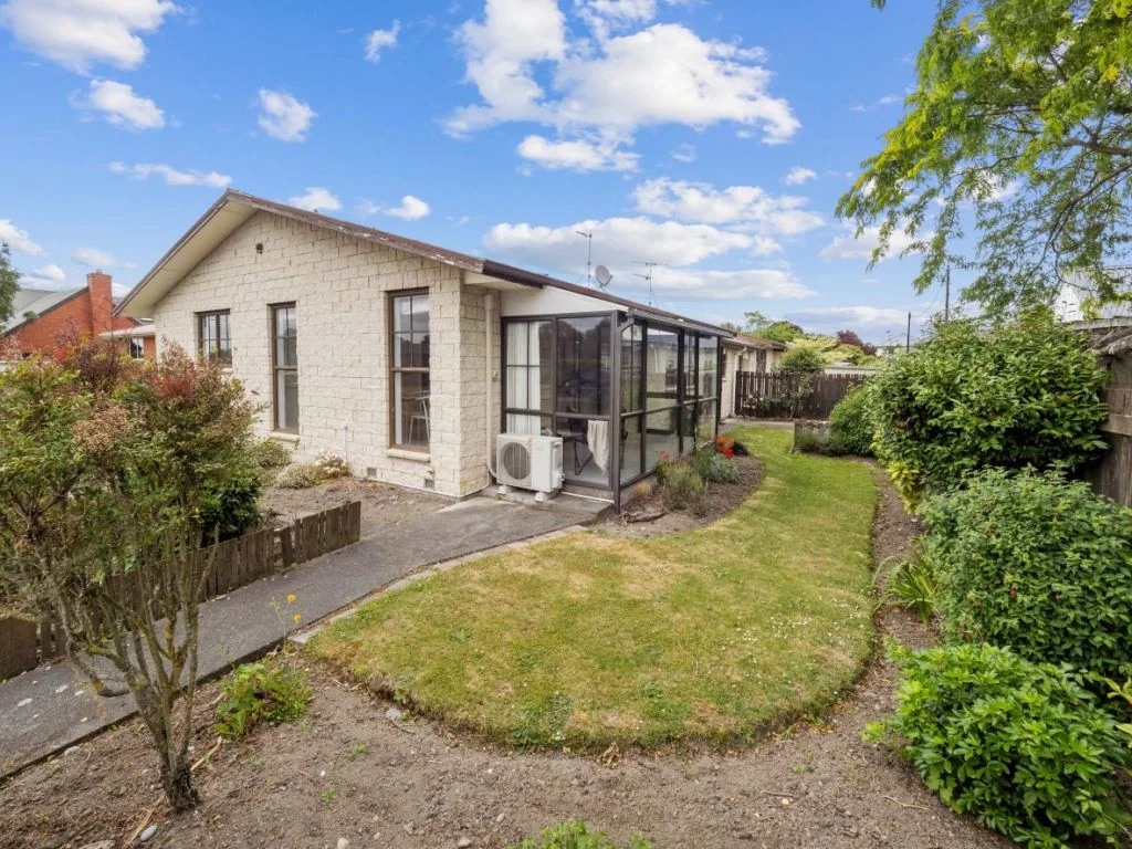 Allenton 2房  One of Two - Garage In Between