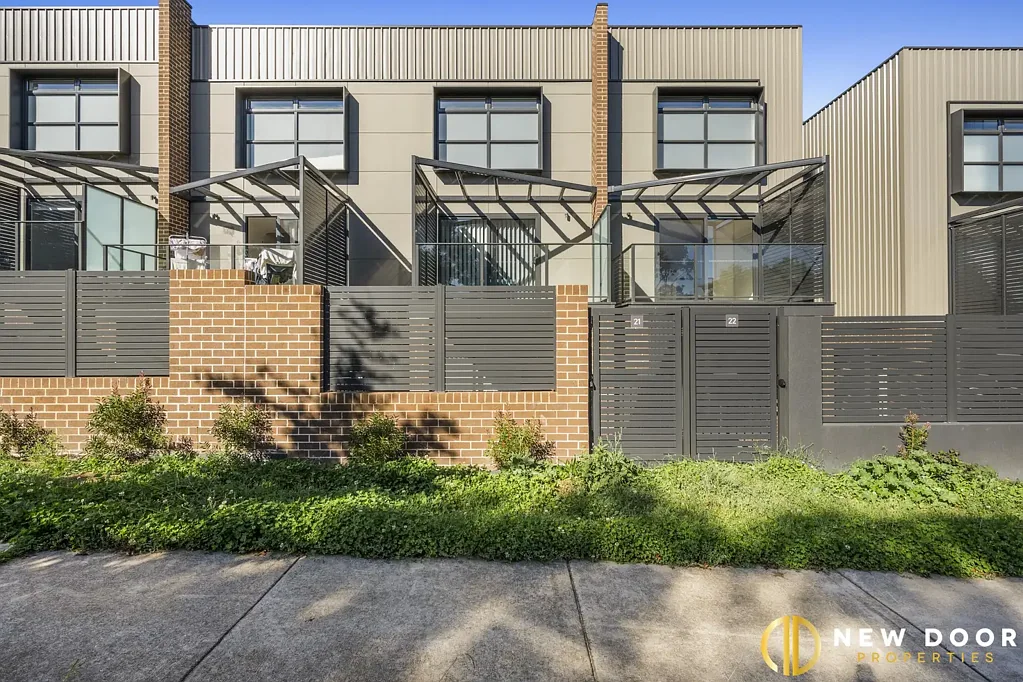 Modern Townhouse Living in a Convenient Coombs Setting!
