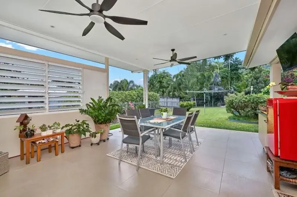 Caravonica 4 Slaapkamer Beautifully Renovated 4 Bed Home, Big Shed + 2 x Garden Sheds + Bore on 800sq/m