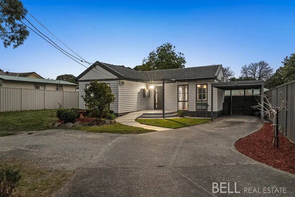 Ferntree Gully 3房 临街、充足停车位和丘陵背景 Street Frontage, Ample Parking Space and a Hills Backdrop