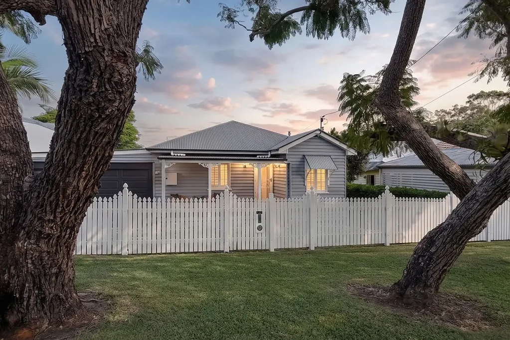 Manly West 4房 Manly West魅力住宅 809sqm阔地 宽敞三卧 豪华主套 双车库 泳池鸡舍 灵活工作室 水滨近便 A Home You Didn't Expect..... And Won't Want To Leave!