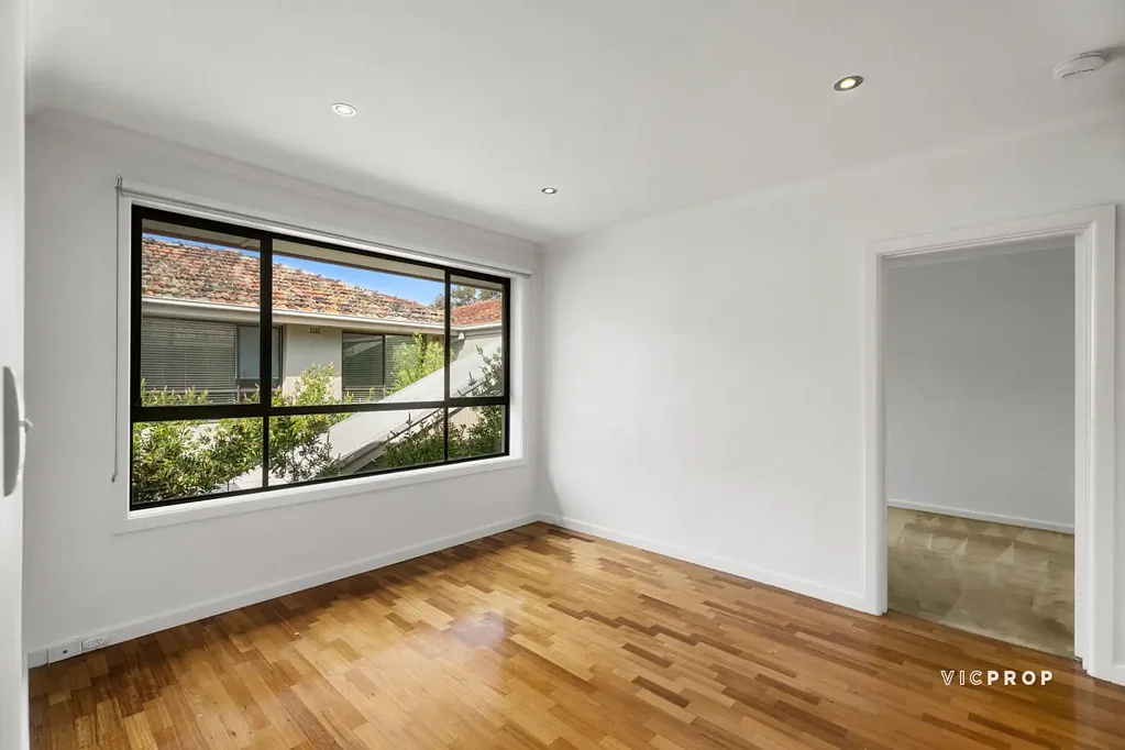 UNFURNISHED- LOCATION, LOCATION,LOCATION!