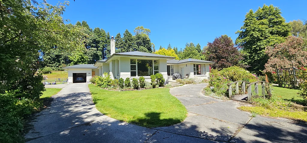 West Otago Surrounds  Central to It All - Lifestyle Block in Edievale