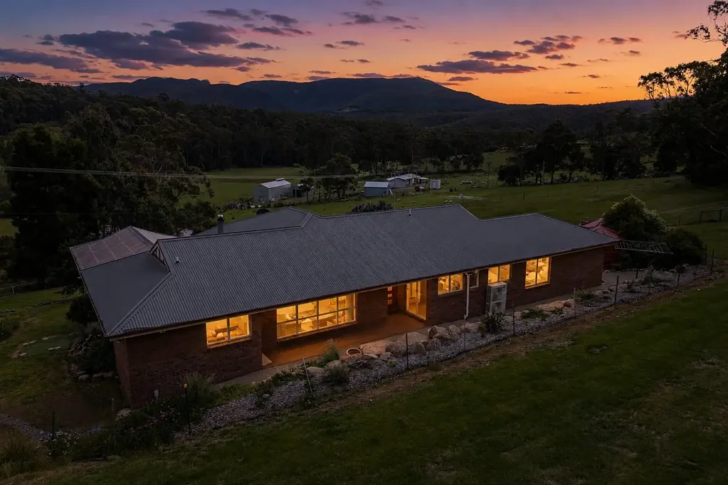 Allens Rivulet 5房  Spacious Family Home on 2.5 Acres with Exceptional Views