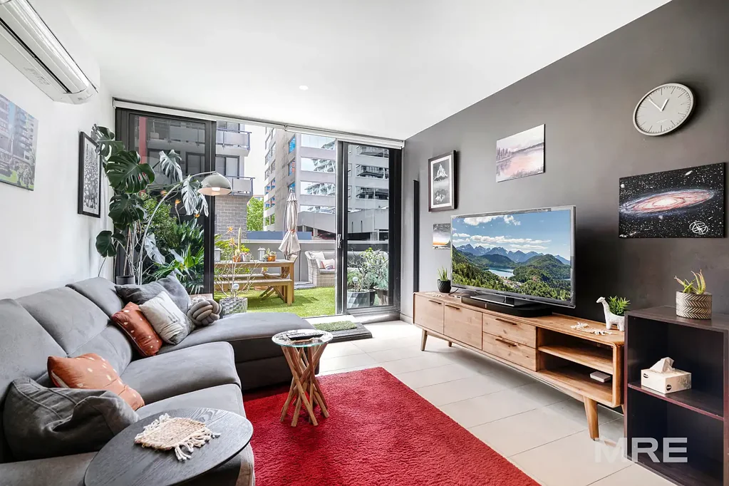 Entertainers delight in the Monarc (FURNISHED)