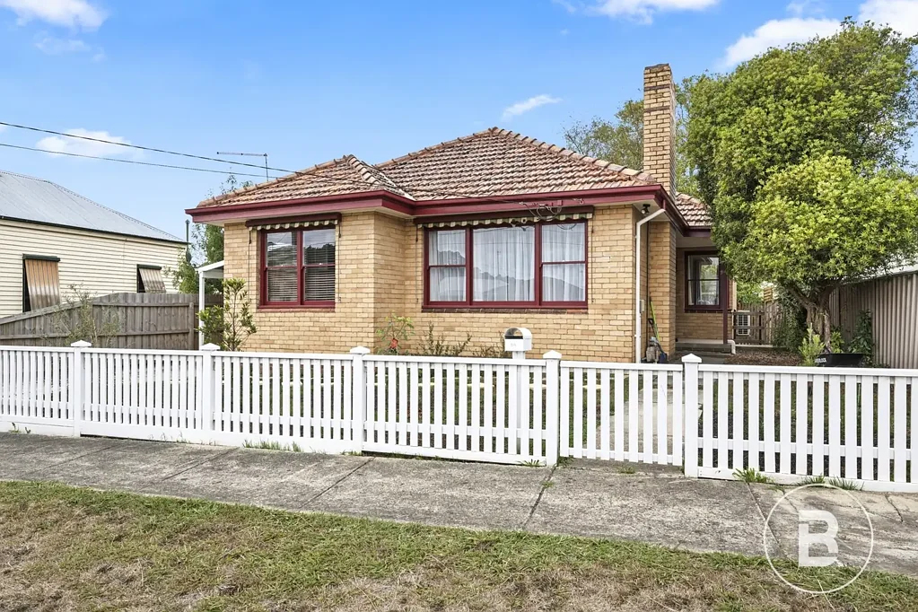 THREE BEDROOM ART DECO DELIGHT IN EAST BALLARAT