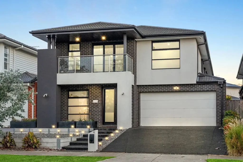 Point Cook 5房 水岸豪宅，溪景私享。2020年新建，476平方米地块。精致设计，豪华厨房。四卧室，书房，主套房阳台。多休息区，影音室。宽敞明亮，露台娱乐。双车库，全屋双层玻璃窗。22公里CBD，便利生活。别错过，尊贵生活体验。 Carlisle-Built Luxury with Uninterrupted Creek Views !