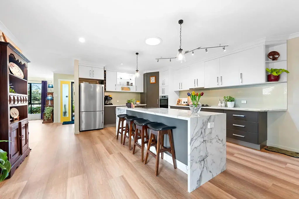 Landsborough 4房  Immaculately Presented Family Home with Complete "Skippy Park Frontage"