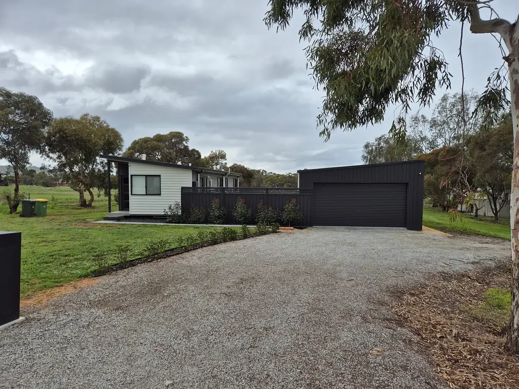 York 2غرفة نوم New 2024 Modern Home on 1.29 Acres | 2 Bed | 2 Bath | Massive 10x6m Shed + 3 Phase Power | York WA