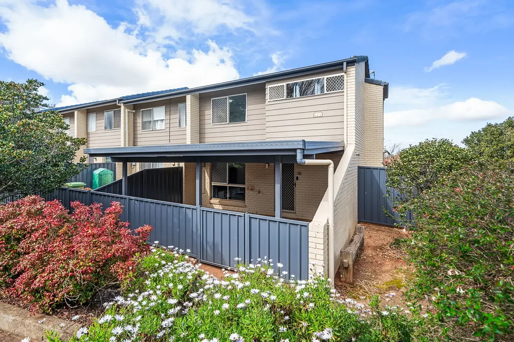 Harlaxton 4房 宽敞四卧室联排别墅 + 超大后院 - 稀有且可即刻享受 Spacious 4-Bed Townhouse + a Huge Backyard - Rare and Ready to Enjoy