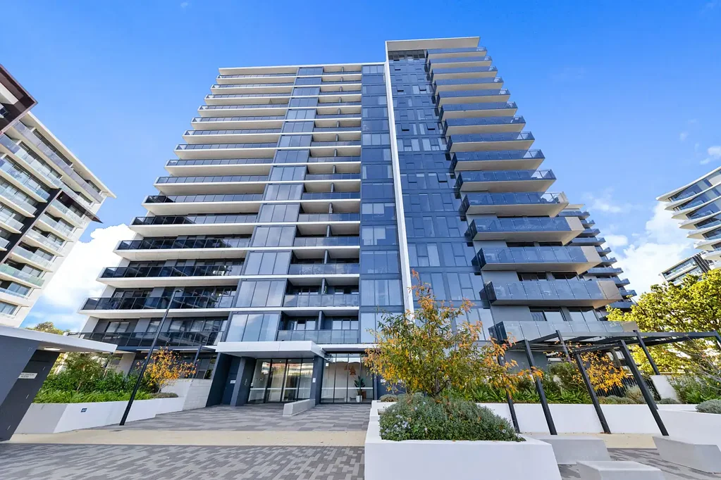 Phillip 2chambre Modern, Light-Filled 9th floor Unit in The Oaks - Prime Woden Location