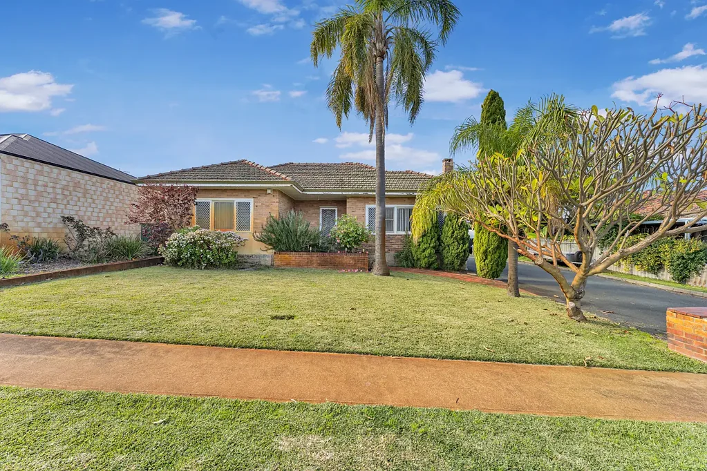 Redcliffe 3ห้องนอน 3x1 Home on 1042 Square Metres - Zoned R20 - Great Potential!