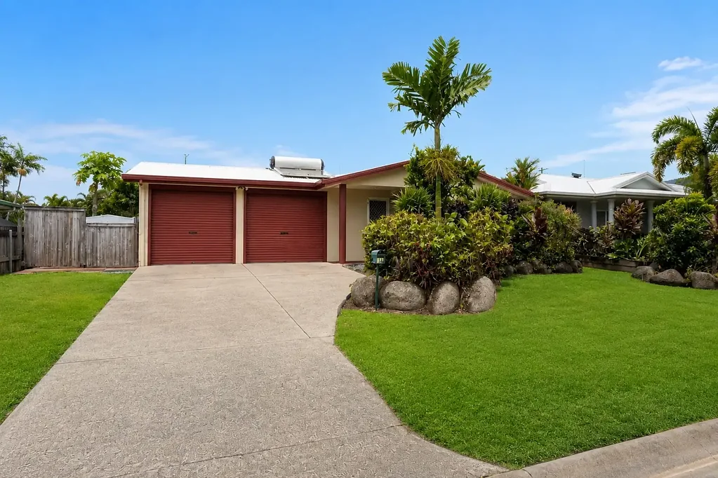Spacious Family Home with Pool in Prestigious Kewarra Beach