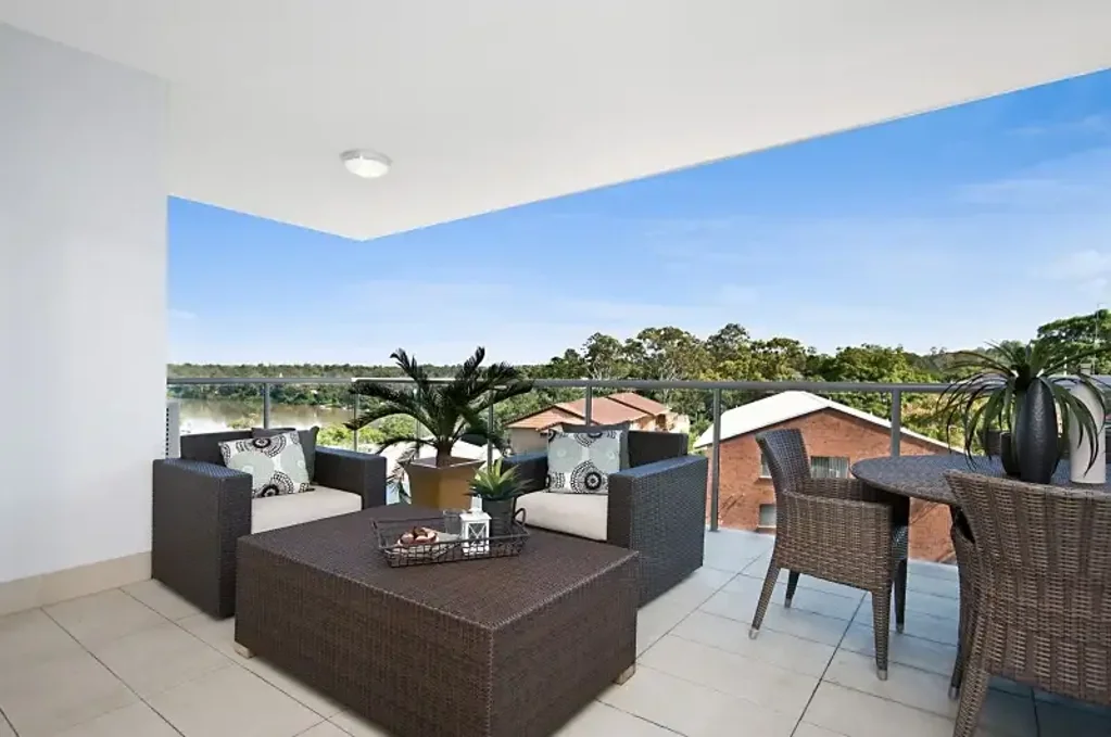 LUXURY UNIT WITH ROOFTOP POOL AND SPACIOUS BALCONY