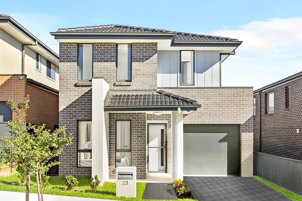 Rouse Hill 4Kwarto North West Facing, Sun-Drenched Family Home within walking distance to Tallawong Metro Station & Shops!