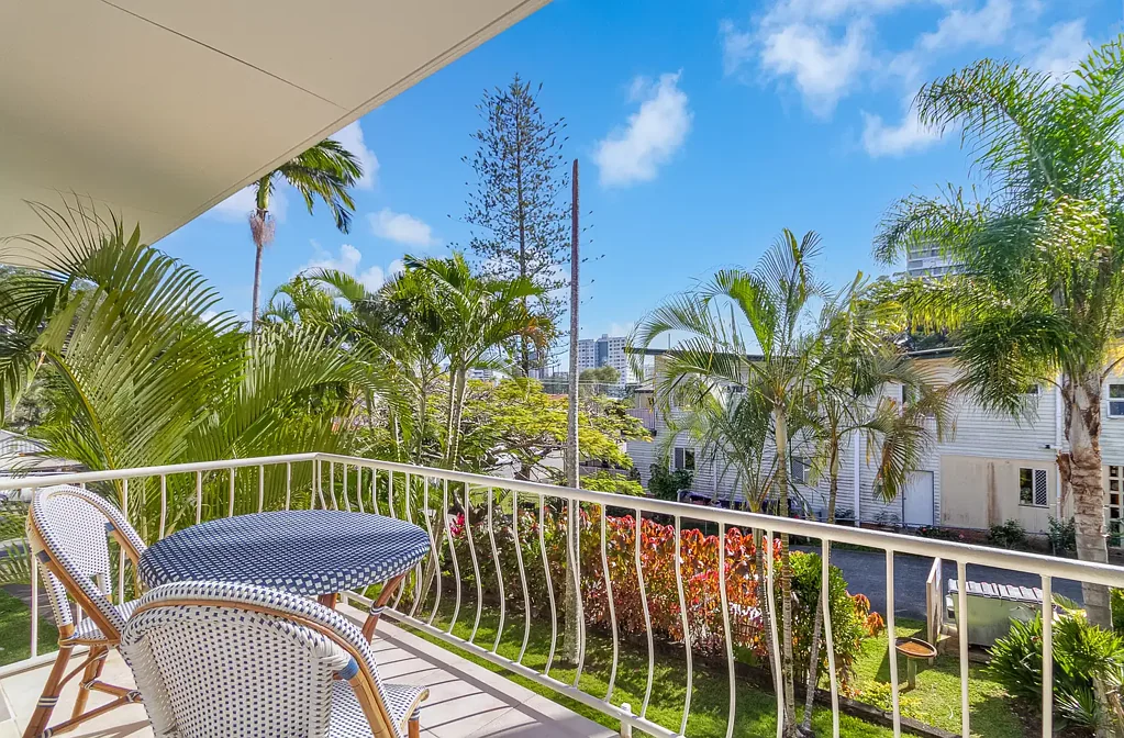 Coastal Living Made Easy – 6 Month Lease Only Fully Furnished Retreat in Burleigh