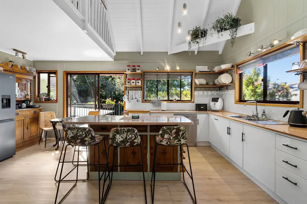 Tamborine Mountain 4غرفة نوم Renovated Character Home with Dual Living Potential in Sought-After Olde Eagle Heights