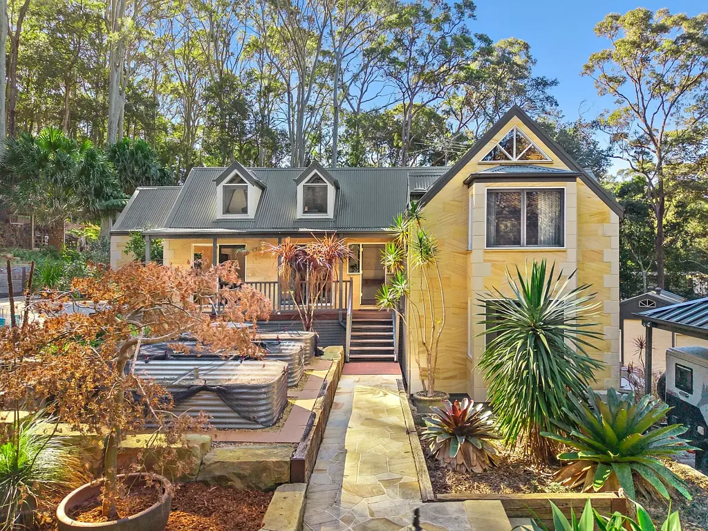 Bayview 5 Bedroom Private Acreage Estate with Exceptional Space & Versatility