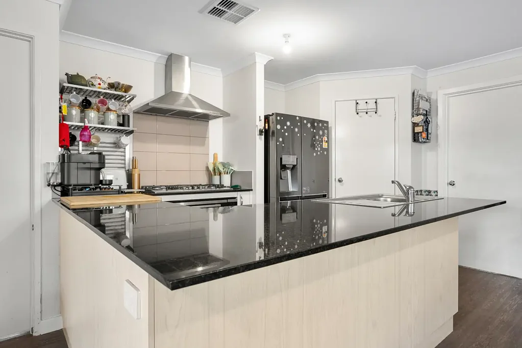 Baldivis 4Zimmer MODERN FAMILY LIVING WITH A HUGE ALFRESCO, DUAL OUTDOOR ENTERTAINING & A DESIGNER WALK-IN ROBE