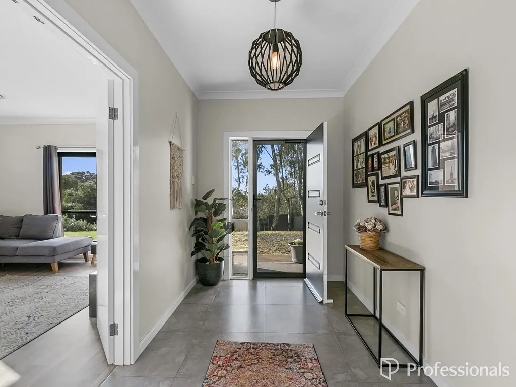 Clare 4房  The Impressive Custom-Built Family Home You Didn't Know Was Here