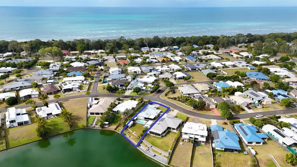 Toogoom 4房  Family Home With Lake Views, Pool And Room For The Caravan!