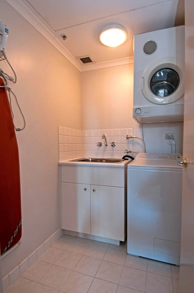 Spacious Furnished One Bedroom in Quay West Ap...