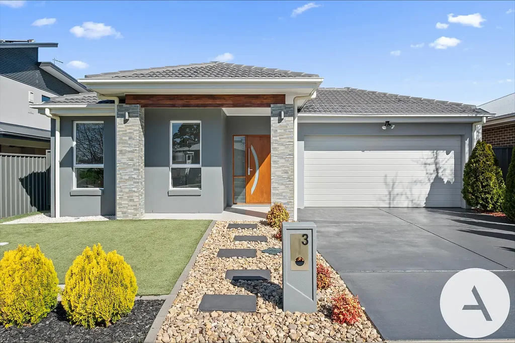 Throsby 4 Slaapkamer North-facing Single Level Light-Filled Contemporary Home with Two Ensuites - Move-In Ready!